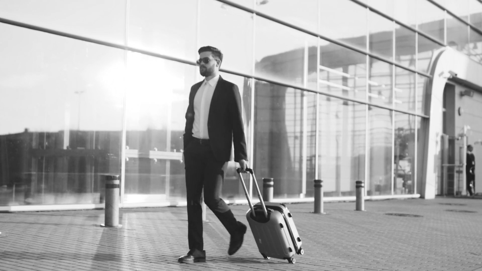 homme marchant à l'aéroport