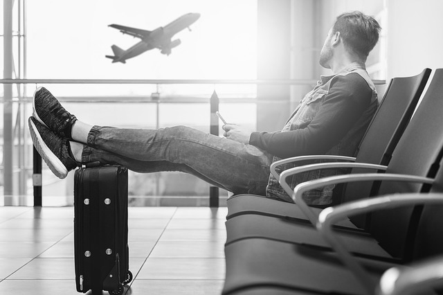 homme à l'aéroport